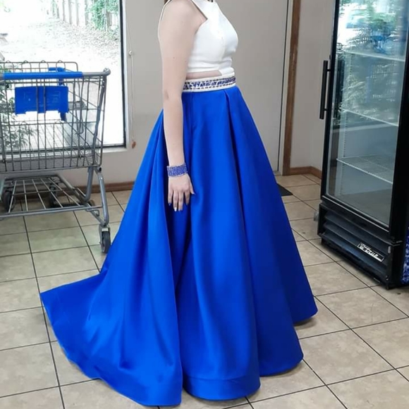 Prom dress and matching jewelry - Picture 2 of 3